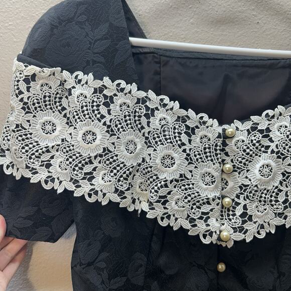 VTG 80s Black Jacquard Blouse Lace Collar Pearl Buttons Romantic Victorian SZ 8 - Picture 4 of 9